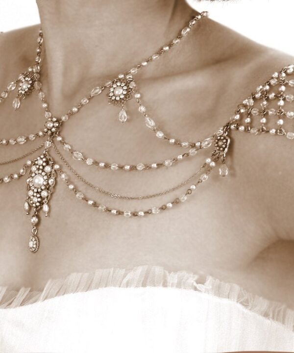 Alternative view of שרשרת כתף בעבודת יד עם ריינסטון פנינים: תכשיטי כלה גטסבי משנות ה-20