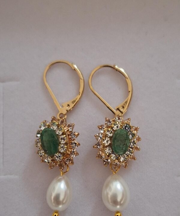 Alternative view of עגילי פנינה משובצים באמרלד לכלה: פיליגרן זהב וינטג', גבישי סברובסקי